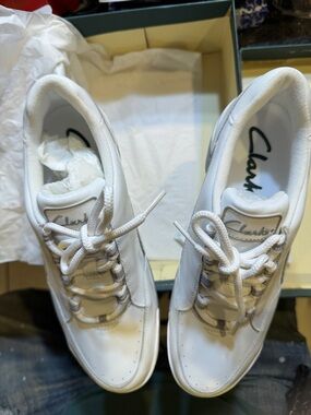 Clarks White Low-Top Leather Lace-Up Sneakers